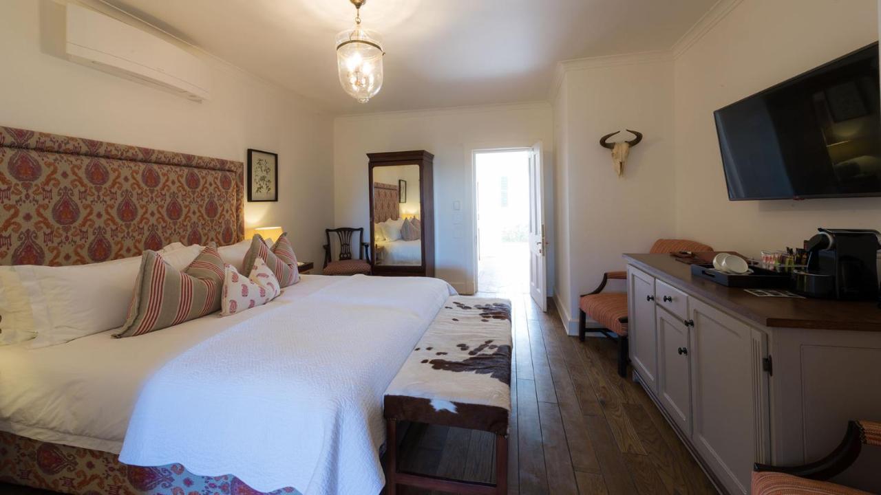 드로스티 호텔 Graaff-Reinet 외부 사진 A bedroom at the hotel