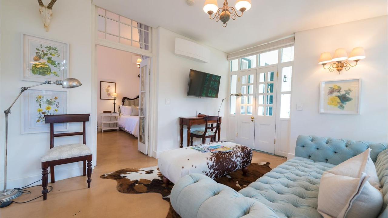 드로스티 호텔 Graaff-Reinet 외부 사진 A living room in a typical apartment