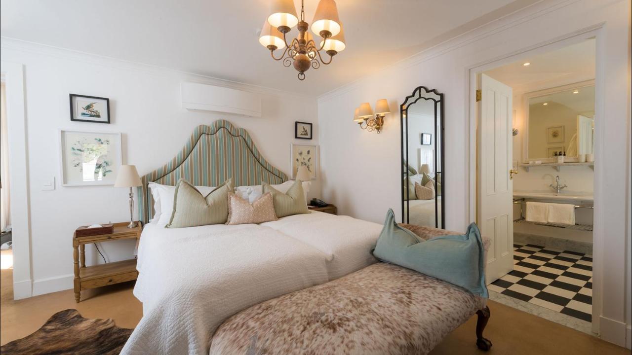 드로스티 호텔 Graaff-Reinet 외부 사진 A bedroom at the hotel
