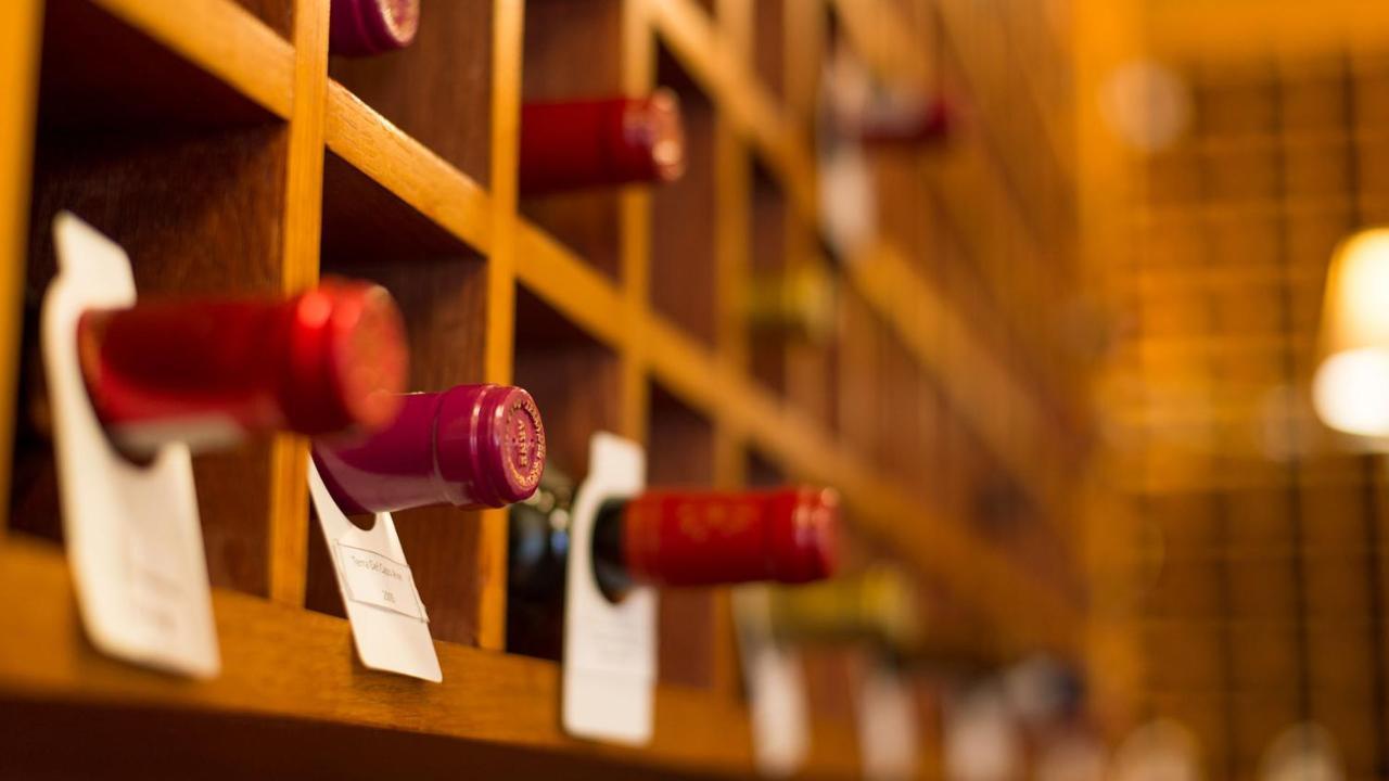 드로스티 호텔 Graaff-Reinet 외부 사진 Wine bottles in a wine rack