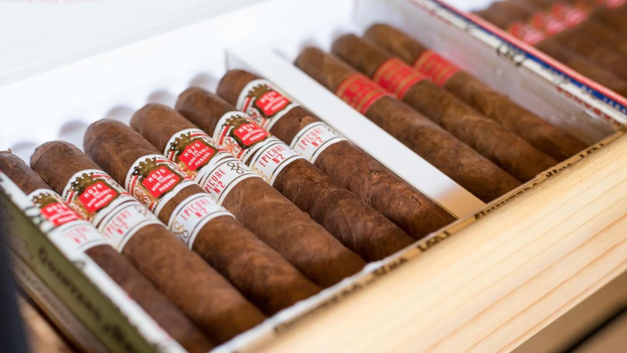 드로스티 호텔 Graaff-Reinet 외부 사진 A box of cigars
