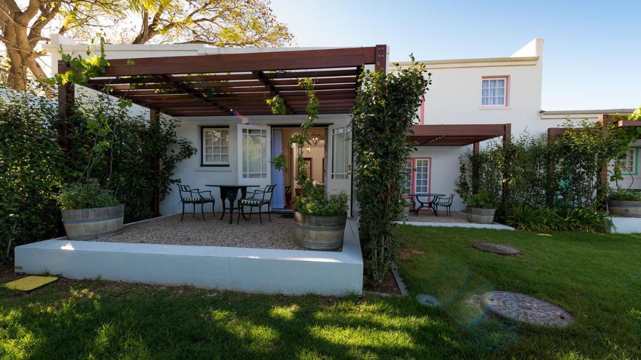 드로스티 호텔 Graaff-Reinet 외부 사진 A pergola in a garden