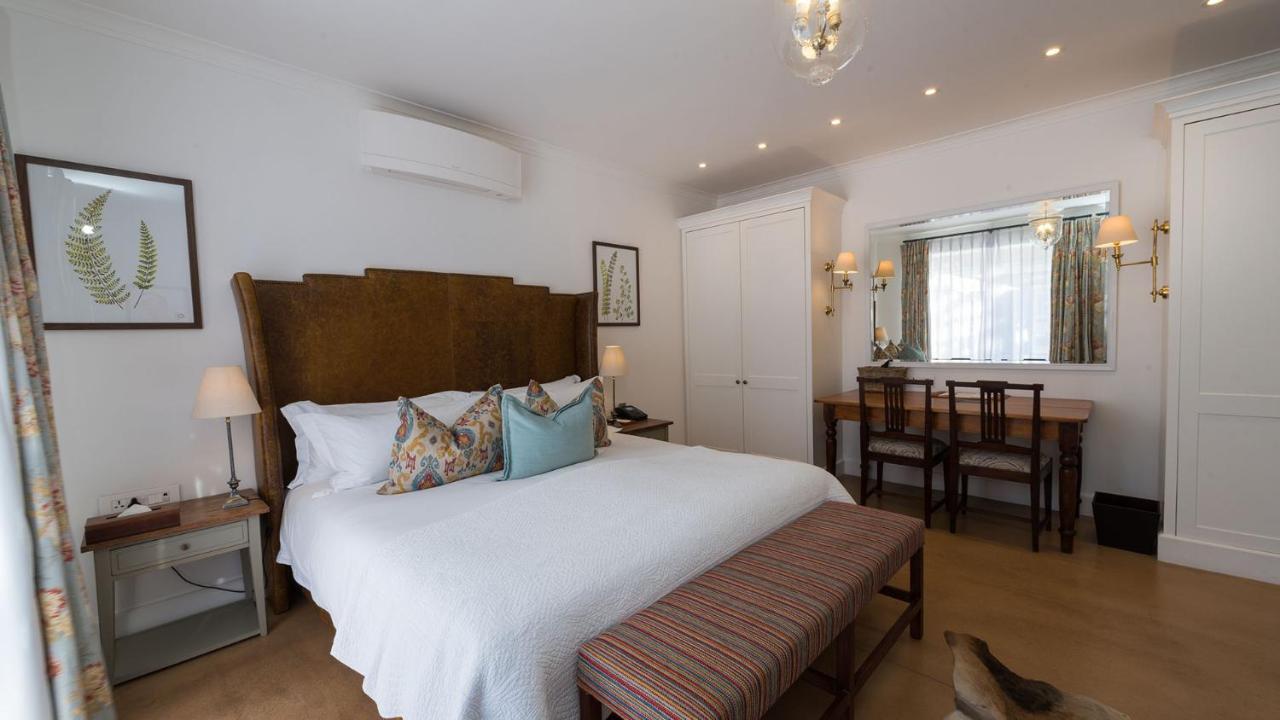 드로스티 호텔 Graaff-Reinet 외부 사진 A bedroom at the hotel